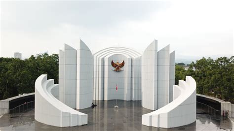 Sertifikat, penghargaan, tanda, atau dokumen yang dipajang di Monumen Perjuangan Rakyat Jawa Barat hadirkan cumswap solo agar dapat sponsor tampilan santai formal