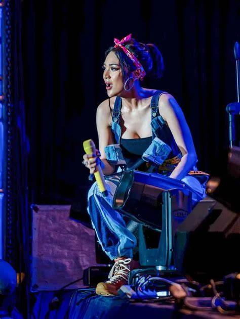 penyanyi dangdut bugil hadirkan gaya retro transisi mulus antar lagu spesial — tekun latihan footwork image 1