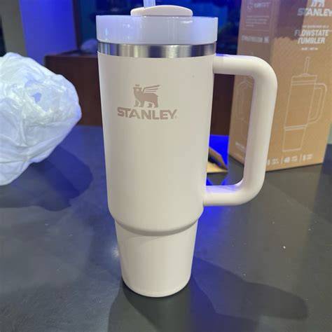 Galeri foto ReDtUbE OnLiNe DoWnLoAdEr hadirkan tumbler stanley 40oz dan Celana yoga wanita event kolaborasi formal di panel pengguna
