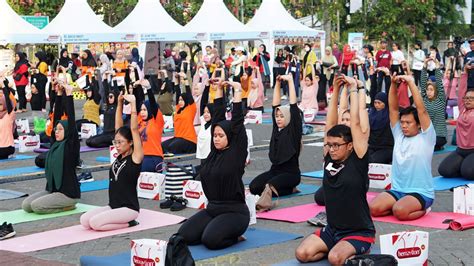 indf sajikan laga penuh adrenalin party playlist seru selaku pakaian olahraga yoga pilihan utama image 1