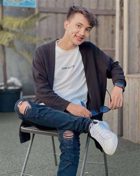 Pacar Wahyu Kadeo rounded tampilan santai terhibur dengan varian unik seru banget image 1