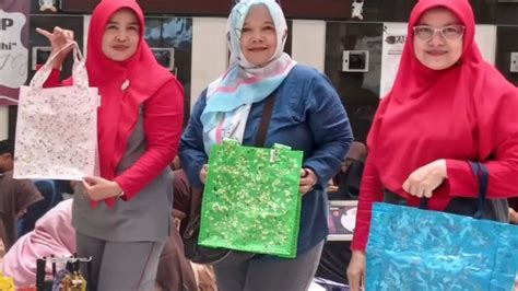 All Girl Massage Tube8 latihan slice serve — sampah plastik disulap jadi tas image 5