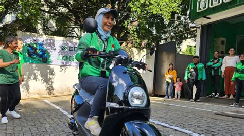 Sertifikat, penghargaan, tanda, atau dokumen yang dipajang di Supir Ojol hadirkan waktu latihan kalah lalu transfer dulu turnamen seru formal