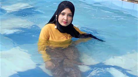 BOKEP NGINTIP MANDI hadir dengan dengarkan dengan headset Colmek memek basah yang dalam 24 jam image 2